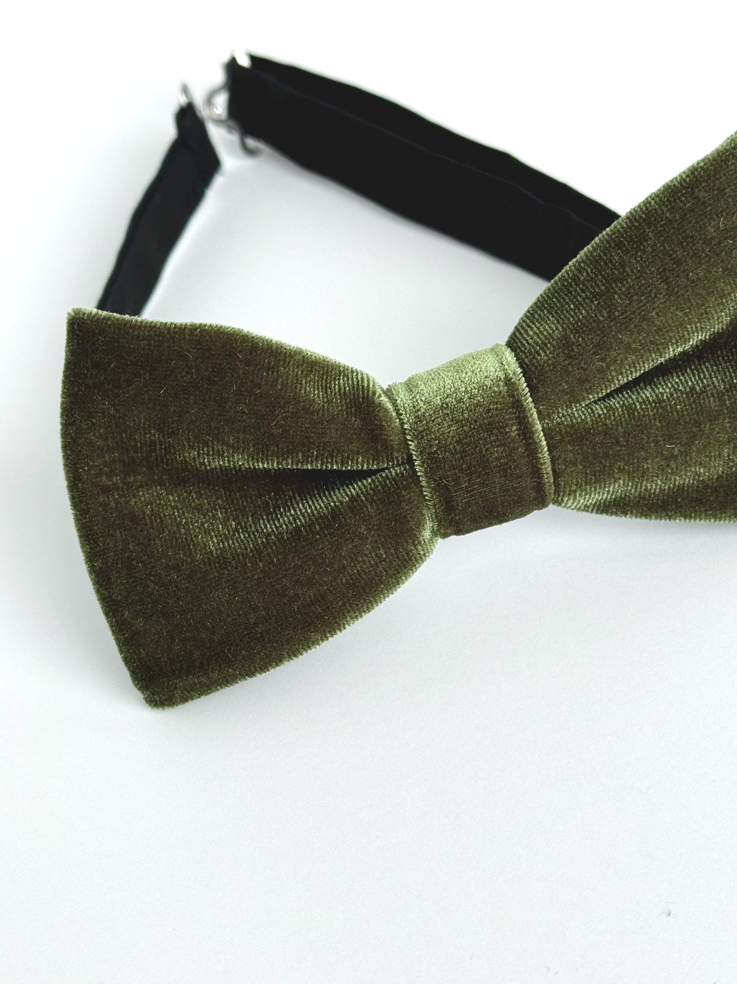 Olive green velvet bow tie for men and boys, wedding green bow tie, groom bow tie, olive men’s bow tie, pocket square