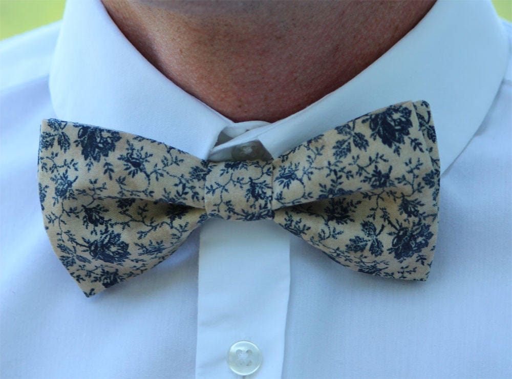 Navy blue bow tie, Tan navy floral bow tie, Mens Floral Tan Beige and Navy Blue Bowtie, Wedding bow tie,navy groomsmen bow tie, beige bowtie
