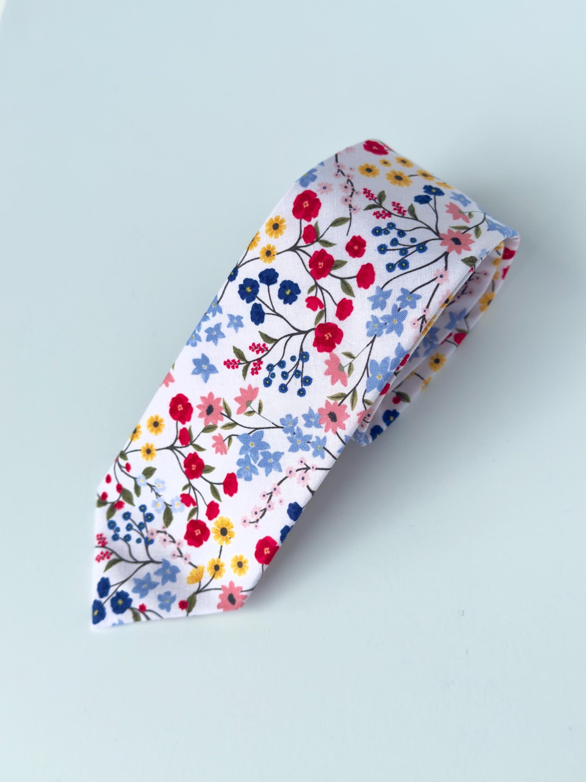 Red blue floral necktie for men and boys, wedding floral tie, skinny tie, blue flowers tie and pocket square