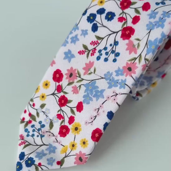 Red blue floral necktie for men and boys, wedding floral tie, skinny tie, blue flowers tie and pocket square