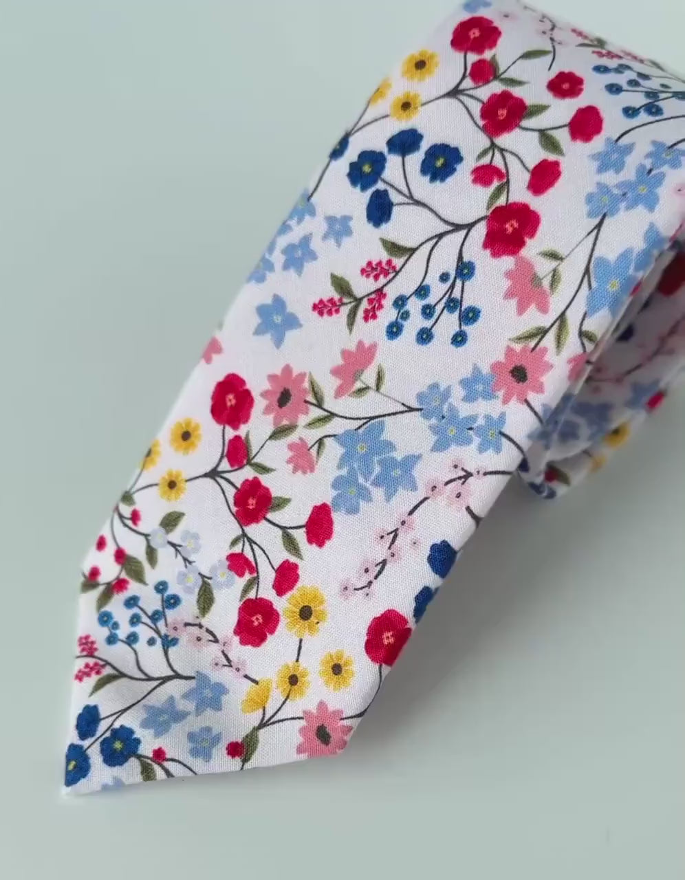 Red blue floral necktie for men and boys, wedding floral tie, skinny tie, blue flowers tie and pocket square