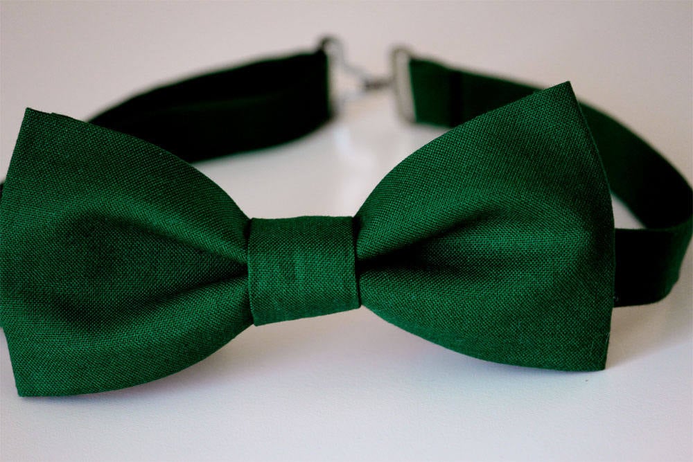 Green bow tie, emerald green bow tie, mens bow tie, boys bow tie, wedding bowtie, groomsmen bow tie, dark green bow tie, ring bearer bow tie