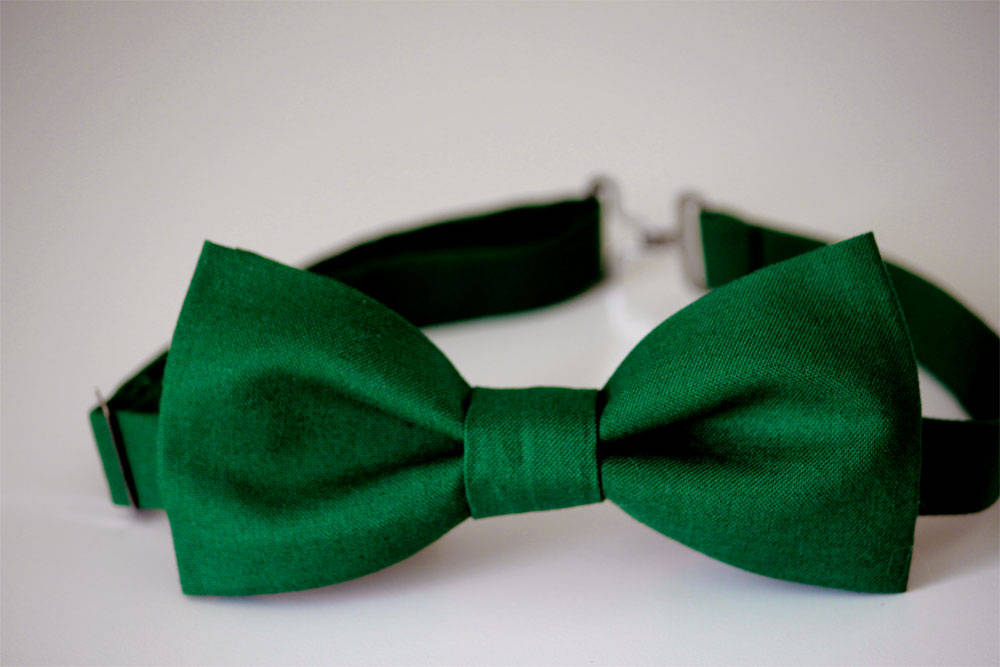 Green bow tie, emerald green bow tie, mens bow tie, boys bow tie, wedding bowtie, groomsmen bow tie, dark green bow tie, ring bearer bow tie