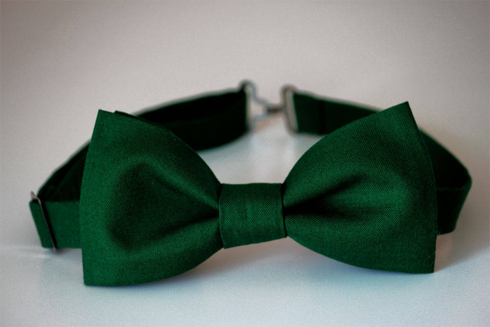 Green bow tie, emerald green bow tie, mens bow tie, boys bow tie, wedding bowtie, groomsmen bow tie, dark green bow tie, ring bearer bow tie