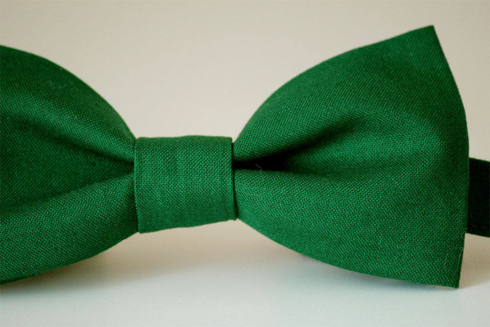 Green bow tie, emerald green bow tie, mens bow tie, boys bow tie, wedding bowtie, groomsmen bow tie, dark green bow tie, ring bearer bow tie