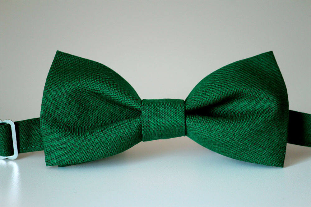 Green bow tie, emerald green bow tie, mens bow tie, boys bow tie, wedding bowtie, groomsmen bow tie, dark green bow tie, ring bearer bow tie