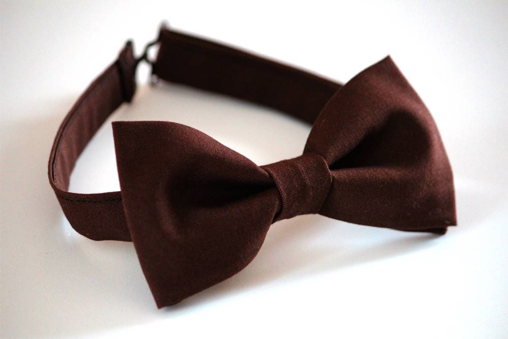 Brown bow tie, men's bow tie dark brown, wedding bow tie, groomsmen bow tie, fall bow tie, ringbearer bow tie, chocolate bow tie, boys tie