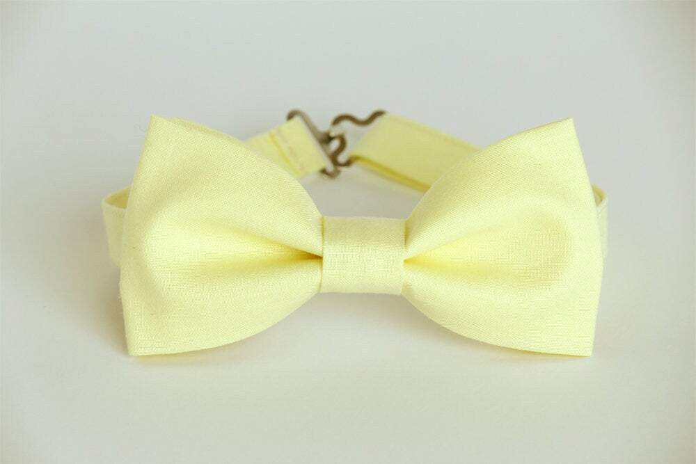 Pale yellow bow tie, light yellow bow tie, wedding bow tie, groomsmen bow tie, ringboy bow tie, groom bow tie, summer bow tie, lemon bow tie