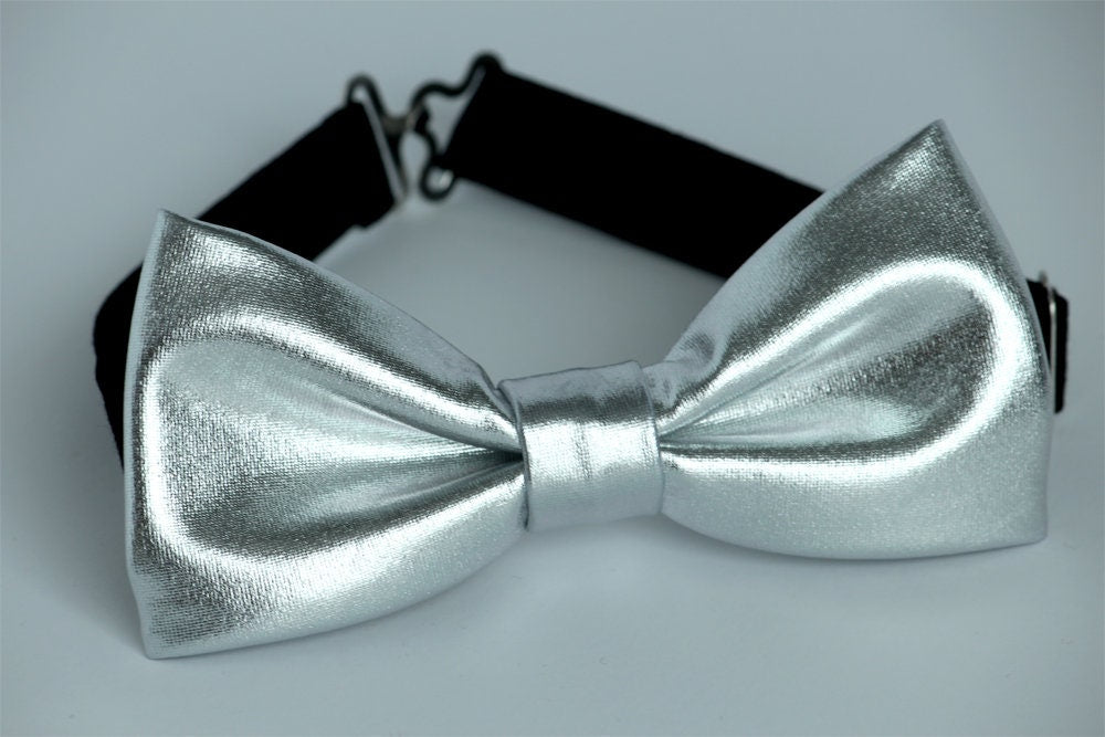 Silver mens bow tie, metallic wedding bowtie, groomsmen bow tie, ringboy, ringbearer bow tie, shiny boys bow tie, Christmas bow tie, kids