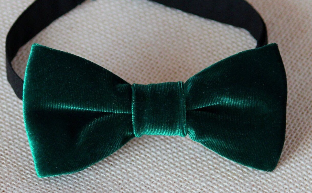 Green velvet bow tie (READY TO SHIP), emerald mens bow tie, wedding bow tie, Christmas bow tie, boys bow tie, emerald green velvet bow tie