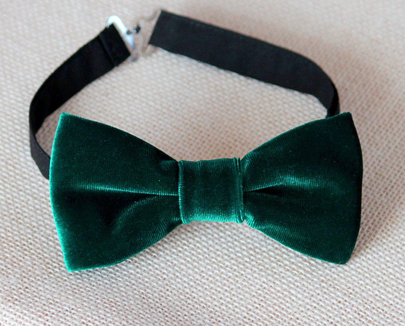 Green velvet bow tie (READY TO SHIP), emerald mens bow tie, wedding bow tie, Christmas bow tie, boys bow tie, emerald green velvet bow tie