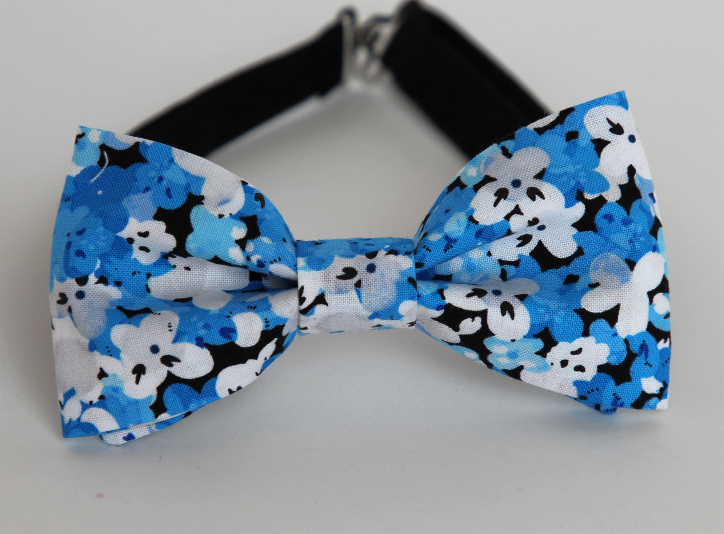 Blue floral bow tie, wedding blue bowtie, grooms groomsmen bow tie, blue flowers boys bow tie, ringboy, ring bearer bow tie, spring bow tie