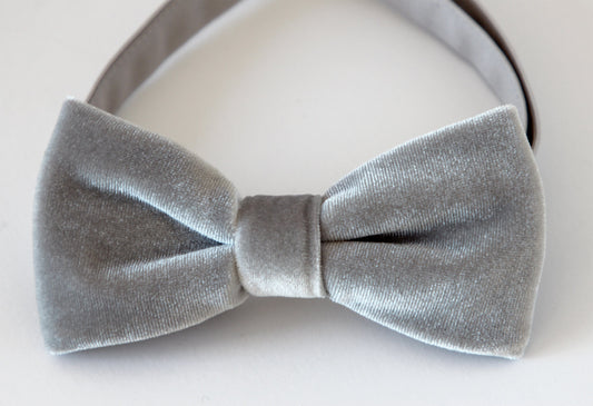 Grey velvet bow tie, wedding bowtie, silver grey bow tie, Christmas bow tie, mens groom groomsmen bow tie, light gray bow tie, boys bow tie