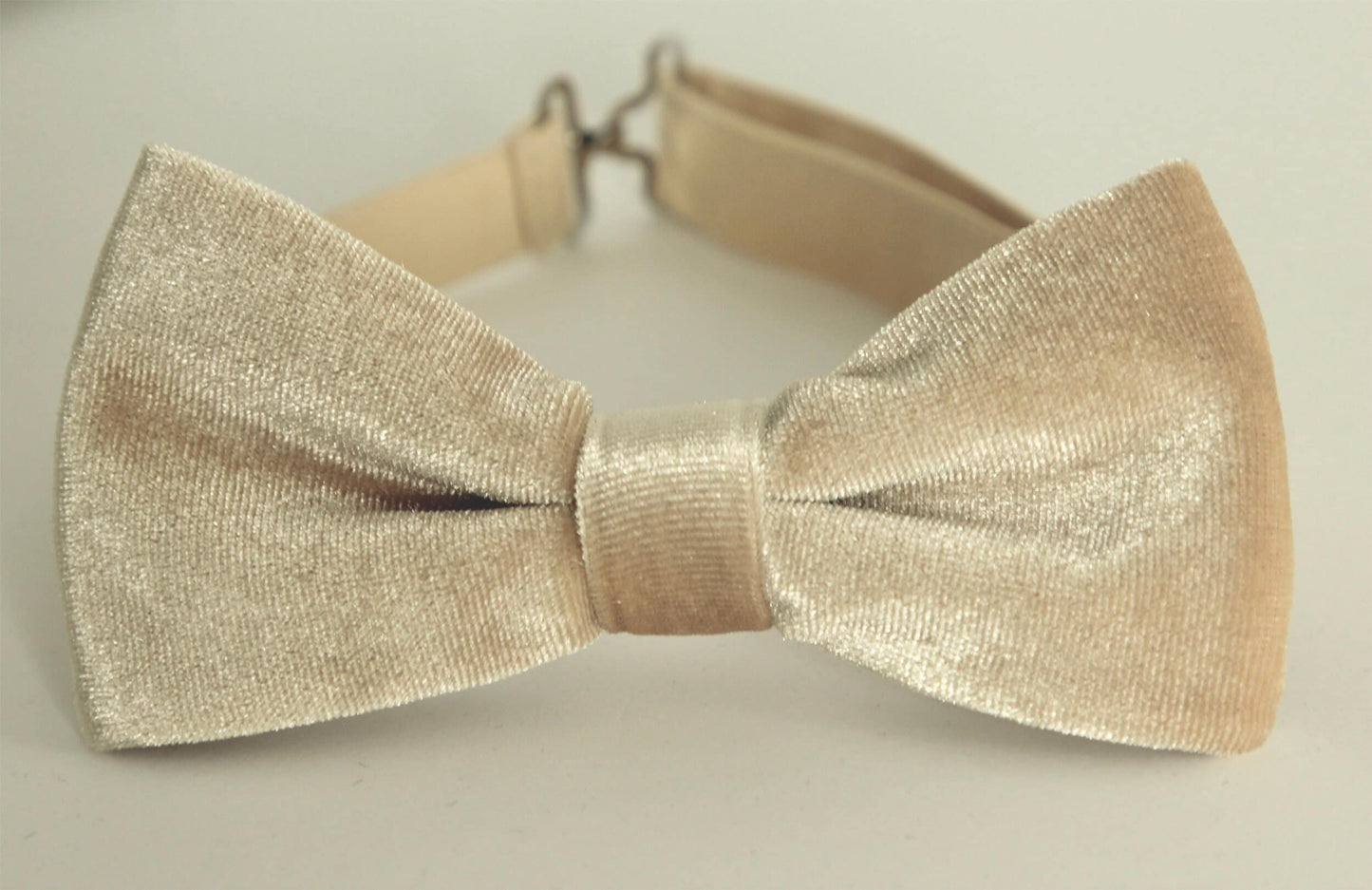 Champagne velvet bow tie, wedding bow tie, beige velvet groomsmen bow tie, ringboy bow tie, groom bow tie, ring bearer outfit