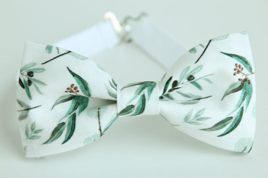 Eucalyptus sage green bow tie, mens rustic wedding bow tie, greenery bowtie, ring bearer dusty sage leaves bow tie, groomsmen eucalyptus tie