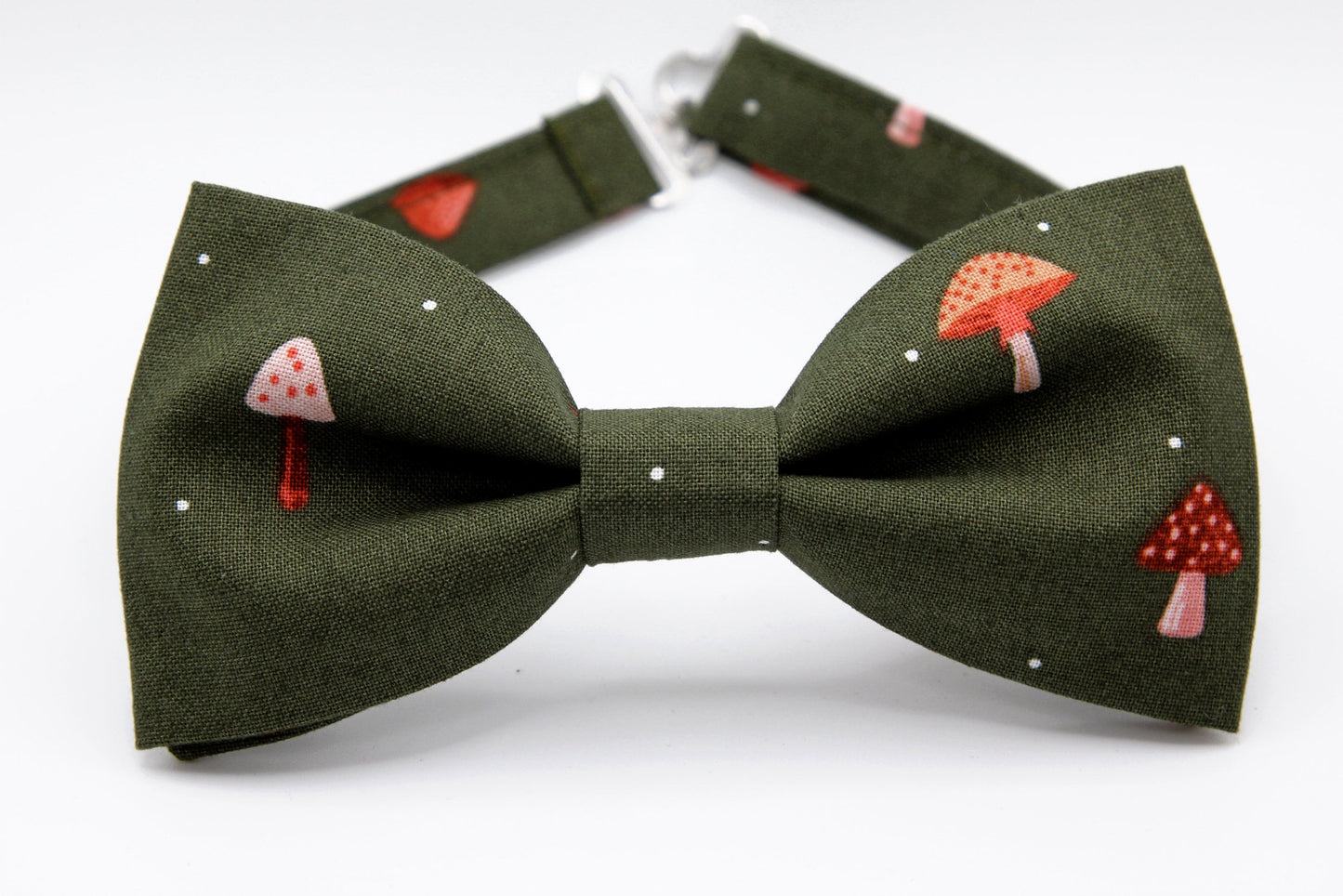 Green bow tie with Mushrooms, forest woodland bowtie, mens boys bow tie, mushroom bow tie pre-tied, hunter green bow tie